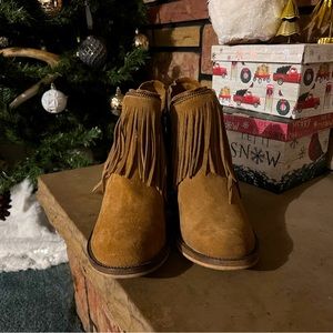 Womens size 7 1/2 dingo fringe booties